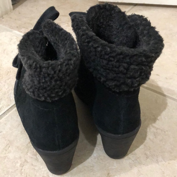 Size 6. Suede ankle wedge boots. - Picture 4 of 5